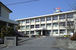 校門から校舎の写真